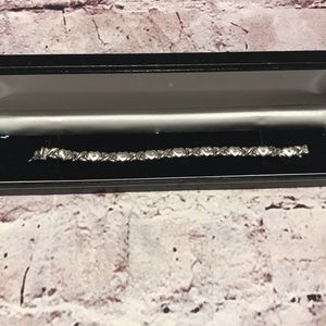 14-karat white gold hearts and kisses bracelet.